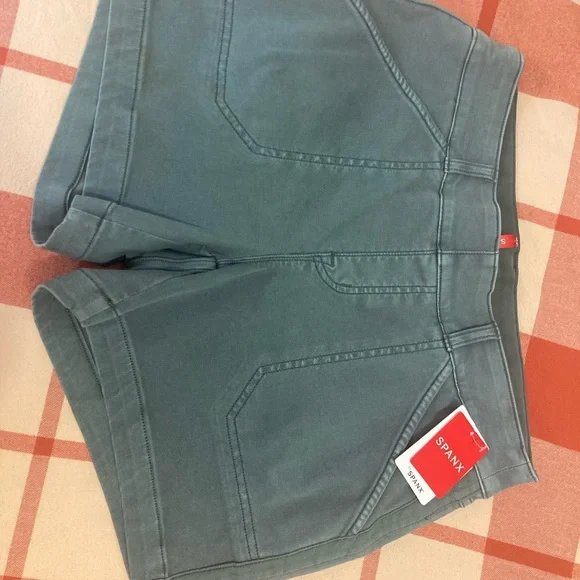 SPANX Blue Cargo Shorts Relaxed Fit Mid-Thigh 4” - Picture 2 of 2